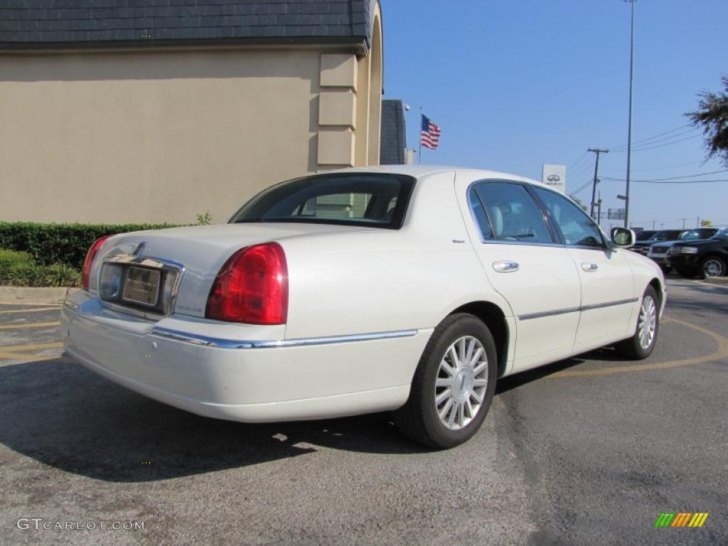 2004 Town Car Ultimate - Vibrant White / Shale/Dove photo #6