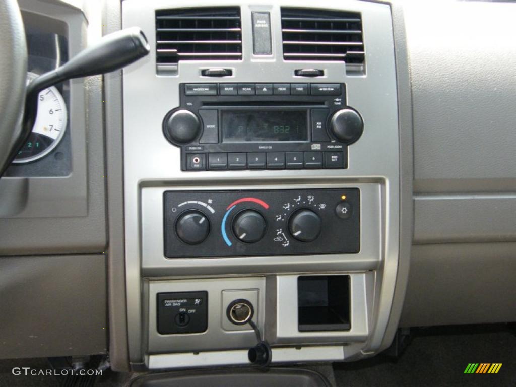 2007 Dodge Dakota SLT Club Cab Controls Photo #38299319