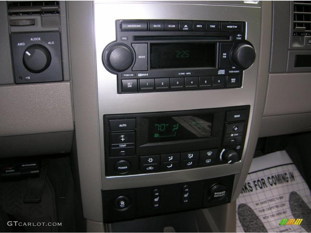 2004 Dodge Durango Limited 4x4 Controls Photo #38300547