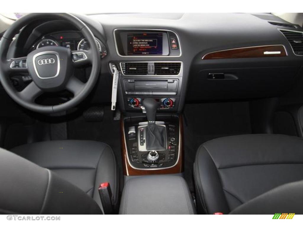 2011 Audi Q5 3.2 quattro Black Dashboard Photo #38305671