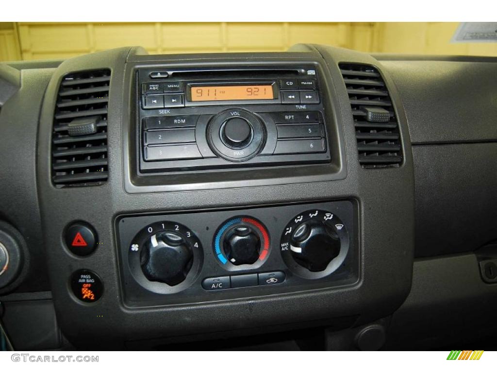 2008 Nissan Frontier SE King Cab Controls Photos