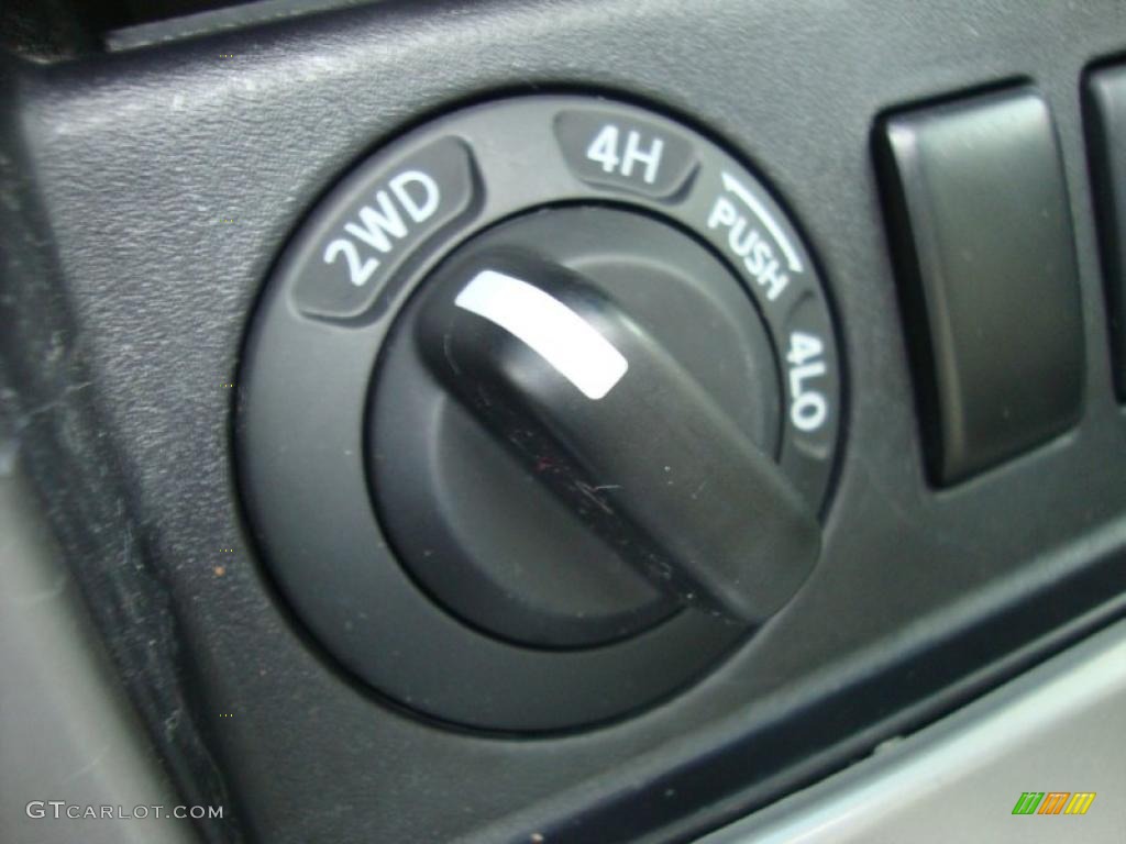 2007 Nissan Pathfinder SE 4x4 Controls Photo #38315131