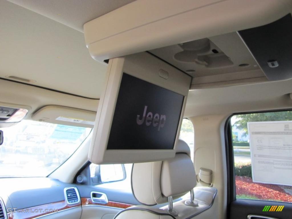 2011 Jeep Grand Cherokee Overland Controls Photo #38315835