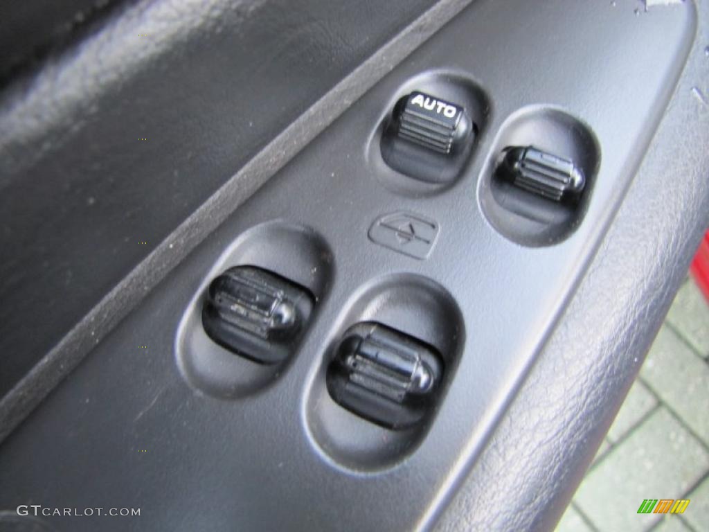2005 Chrysler Sebring GTC Convertible Controls Photo #38321123
