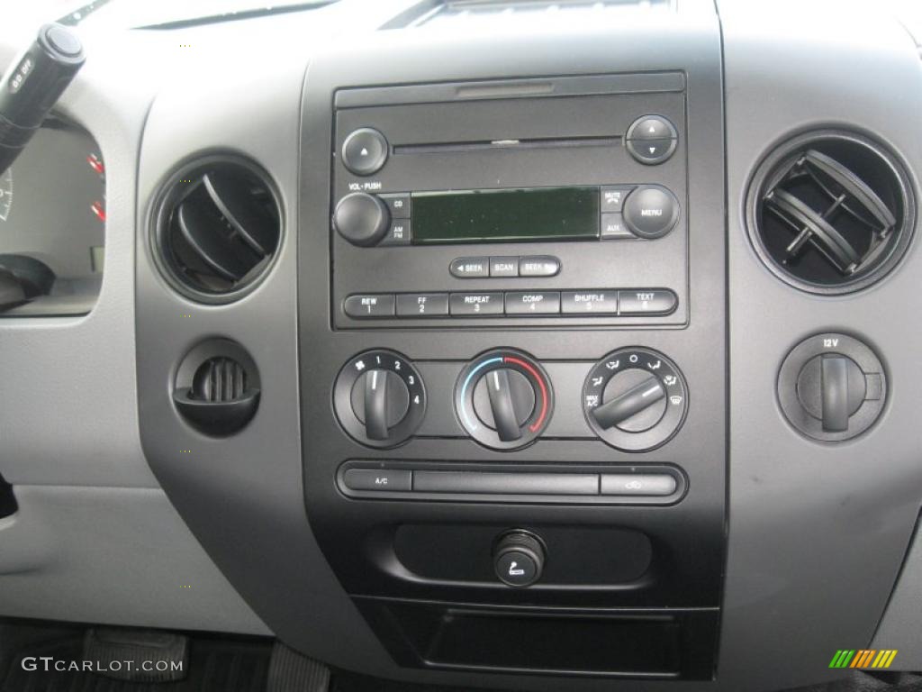 2005 Ford F150 STX Regular Cab 4x4 Controls Photo #38321803