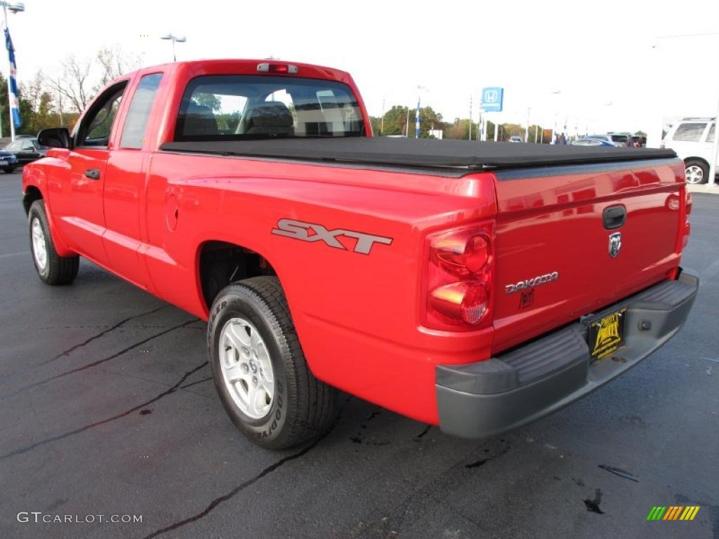 2007 Dakota SXT Club Cab - Flame Red / Medium Slate Gray photo #2