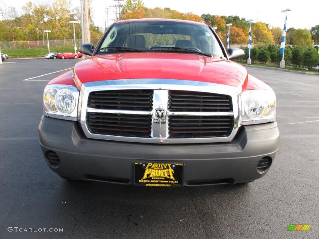 2007 Dakota SXT Club Cab - Flame Red / Medium Slate Gray photo #4