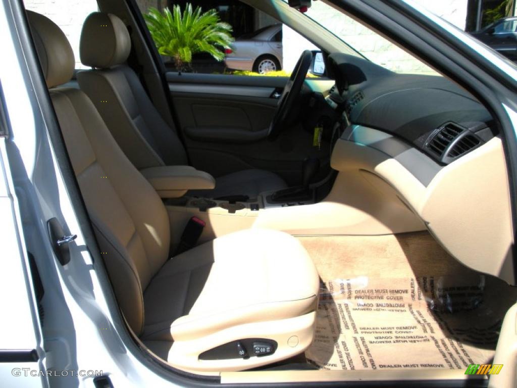 2004 3 Series 325i Sedan - Alpine White / Sand photo #15