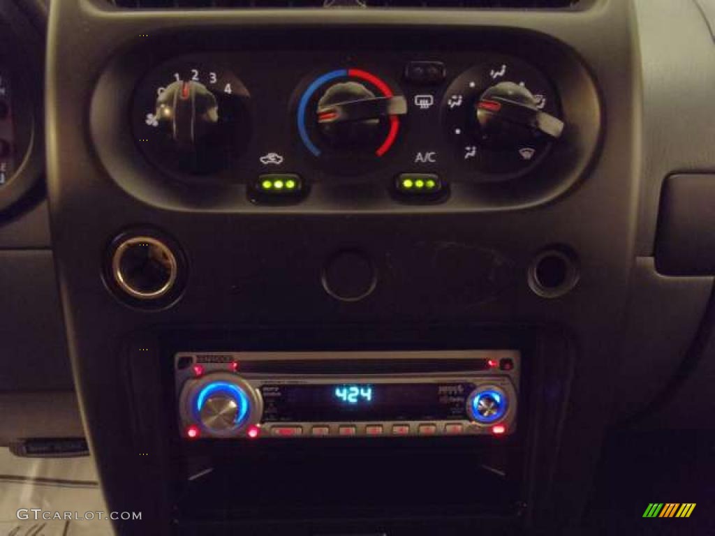2003 Nissan Frontier SC V6 Crew Cab 4x4 Controls Photos