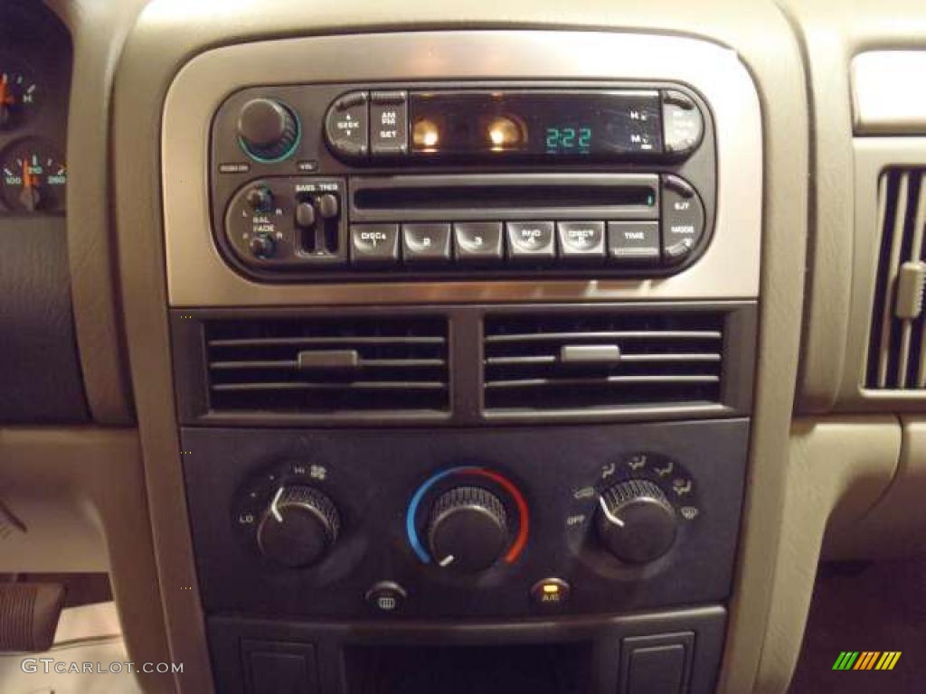 2004 Jeep Grand Cherokee Laredo Controls Photo #38343937