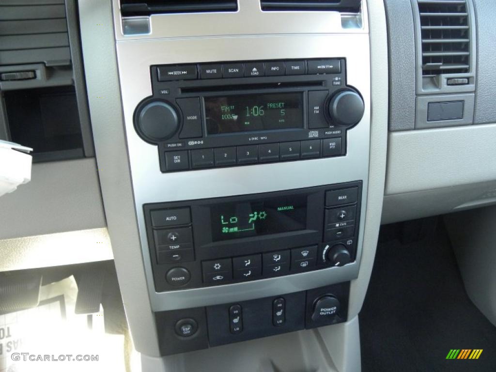 2006 Dodge Durango Limited Controls Photo #38345586