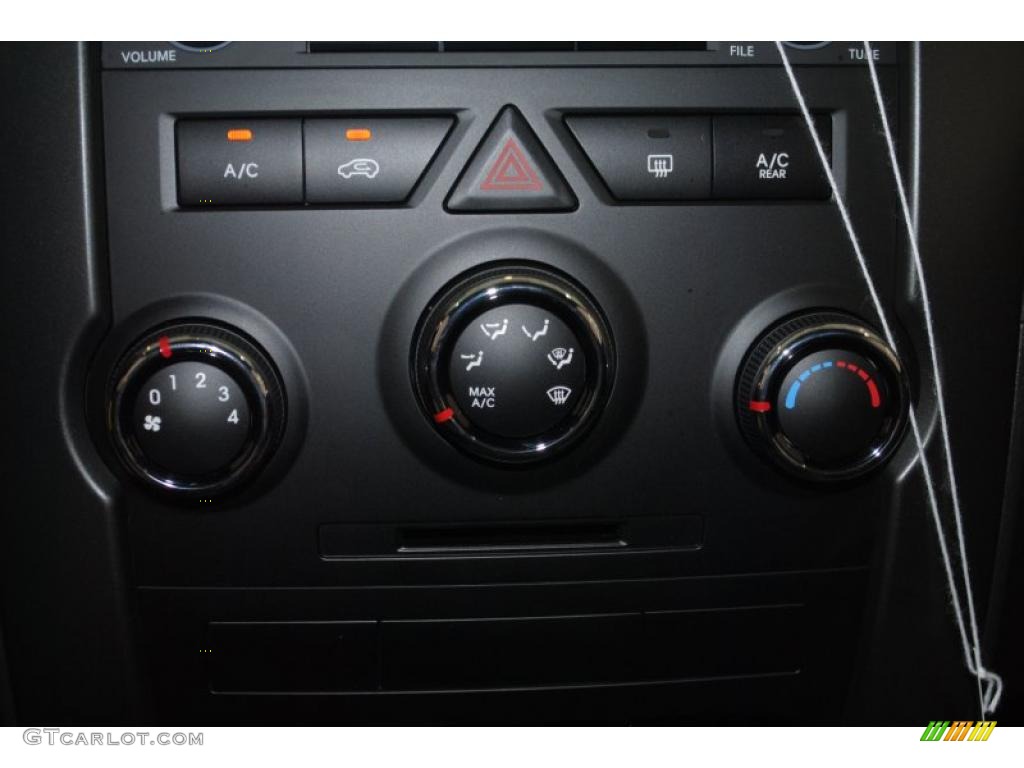 2011 Kia Sorento LX V6 Controls Photo #38347099