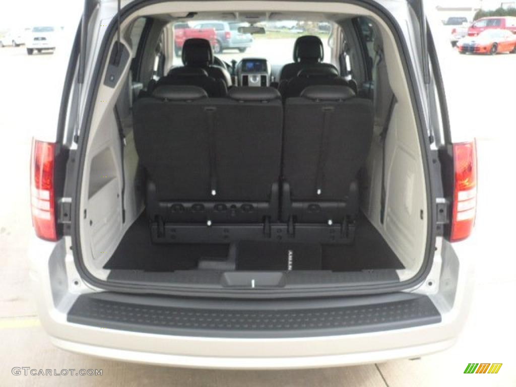 2010 Chrysler Town & Country Touring Trunk Photo #38353178