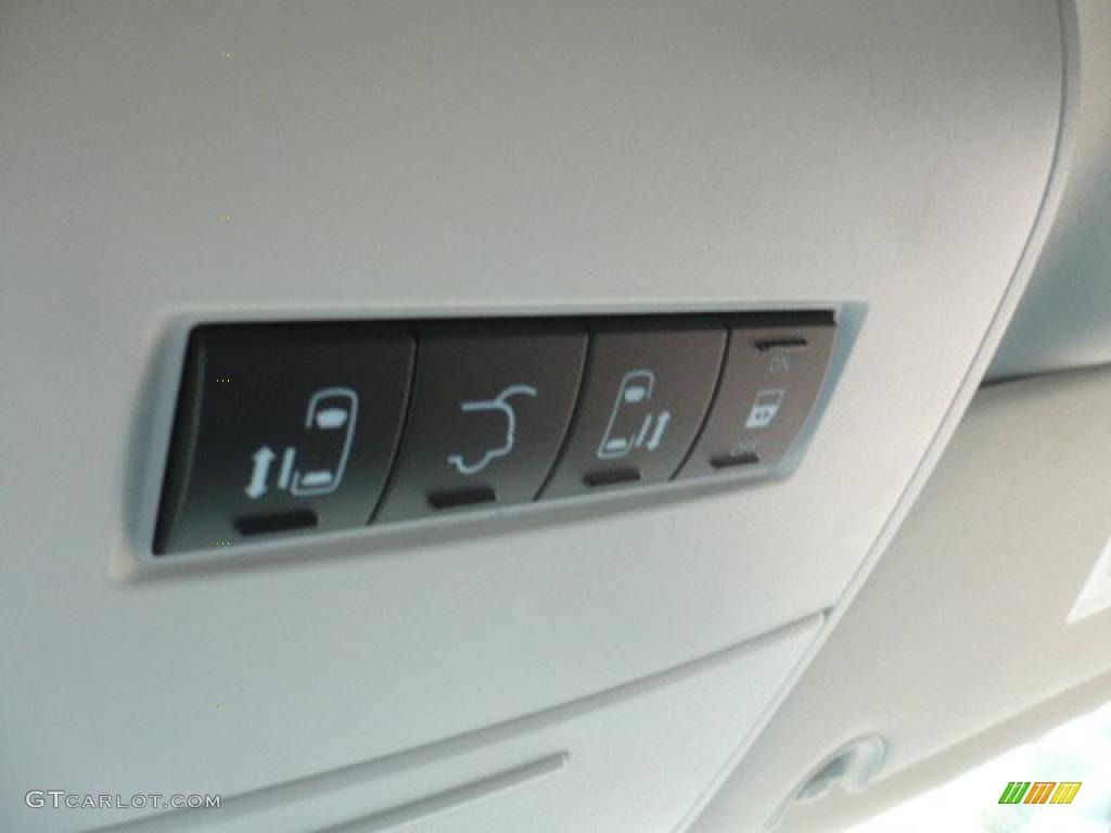 2010 Chrysler Town & Country Touring Controls Photo #38353398