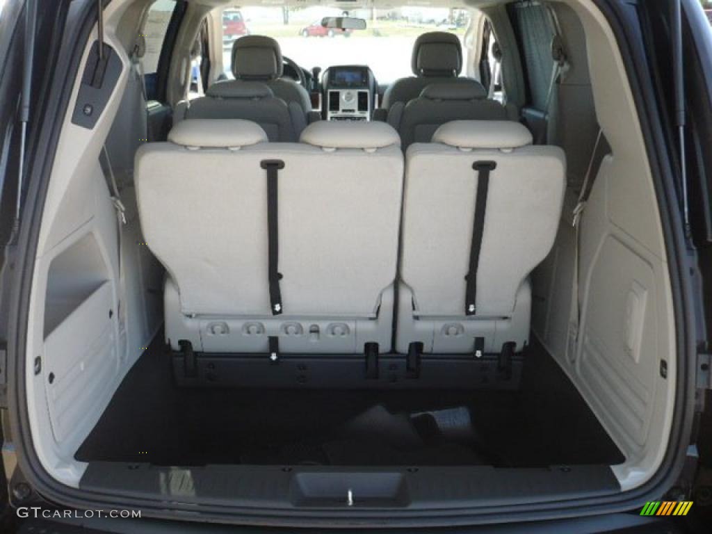 2010 Chrysler Town & Country Touring Trunk Photo #38353550