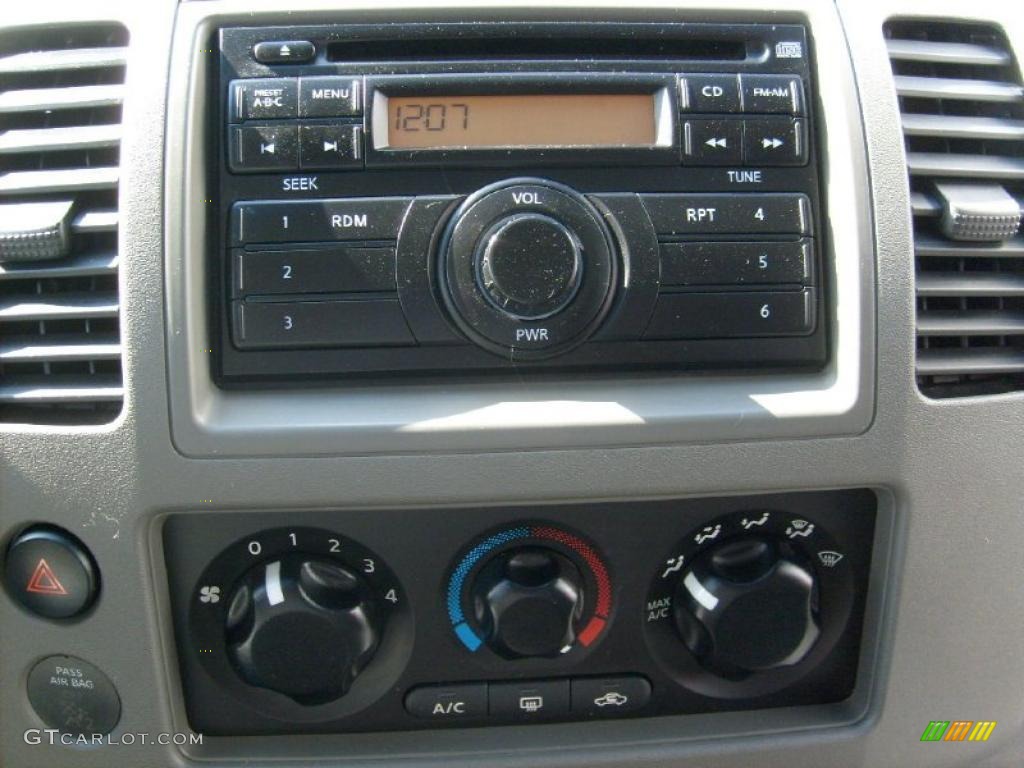 2008 Nissan Frontier SE Crew Cab 4x4 Controls Photo #38354338