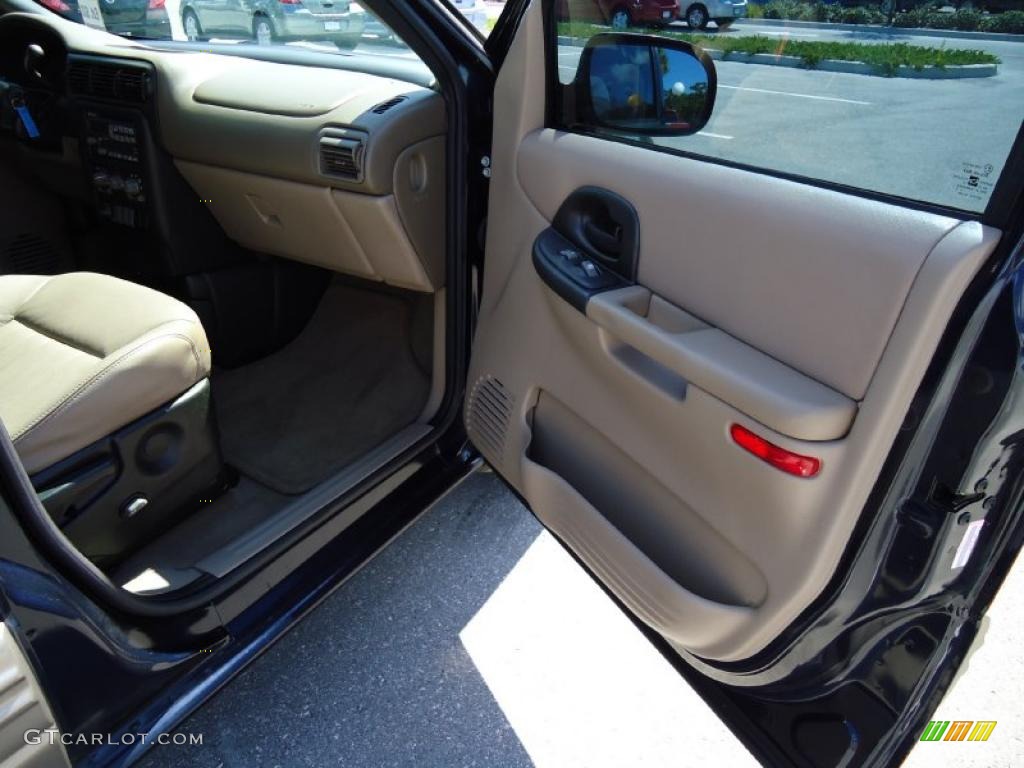 2004 Montana  - Blue Black Metallic / Taupe photo #17