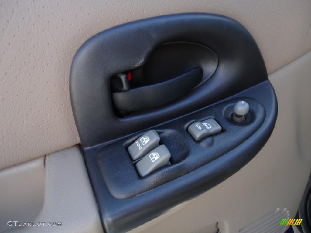 2004 Pontiac Montana Standard Montana Model Controls Photo #38360042