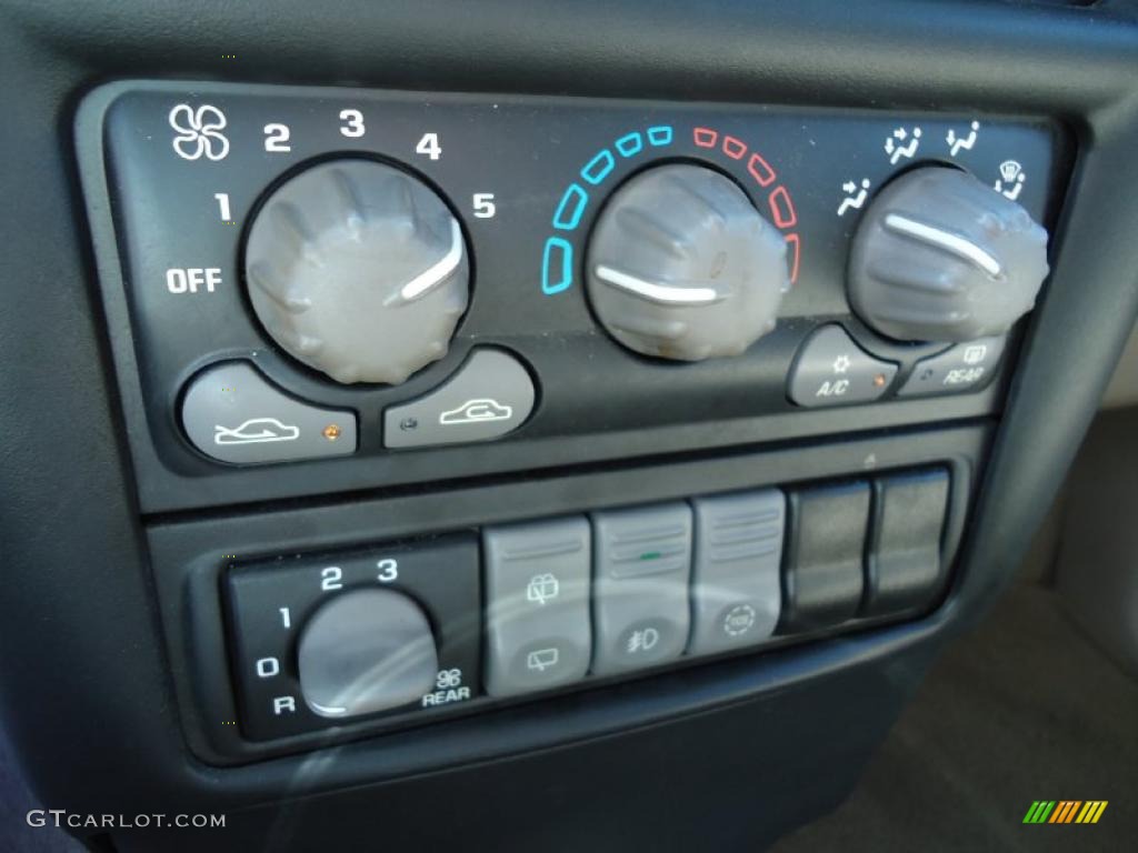 2004 Pontiac Montana Standard Montana Model Controls Photo #38360110