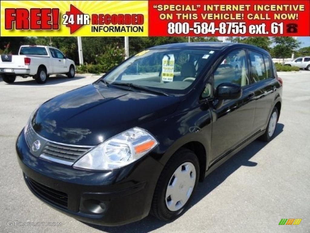 2008 Versa 1.8 S Hatchback - Super Black / Beige photo #1