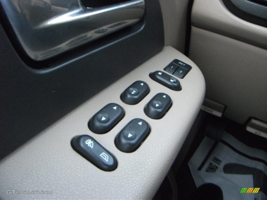 2003 Ford Expedition Eddie Bauer Controls Photo #38374226