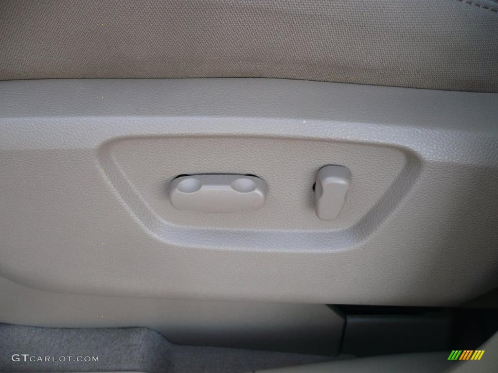 2010 Saturn VUE XR V6 AWD Controls Photo #38378431