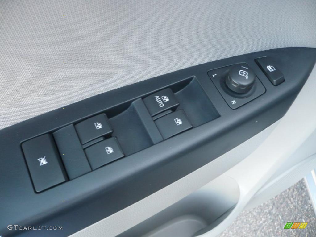 2010 Saturn VUE XR V6 AWD Controls Photo #38378703