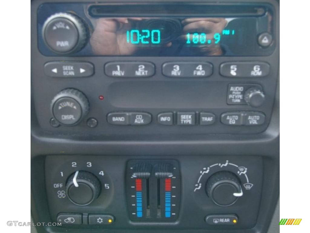 2004 Chevrolet TrailBlazer LS 4x4 Controls Photo #38380271