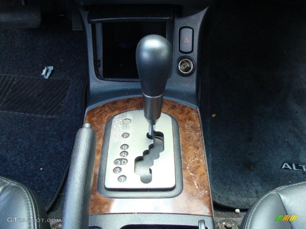 2004 Altima 2.5 SL - Super Black / Charcoal photo #17