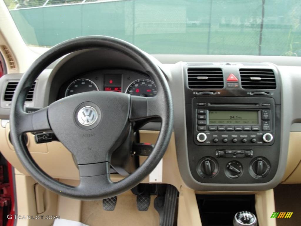 2006 Volkswagen Jetta 2.5 Sedan Pure Beige Dashboard Photo #38392304