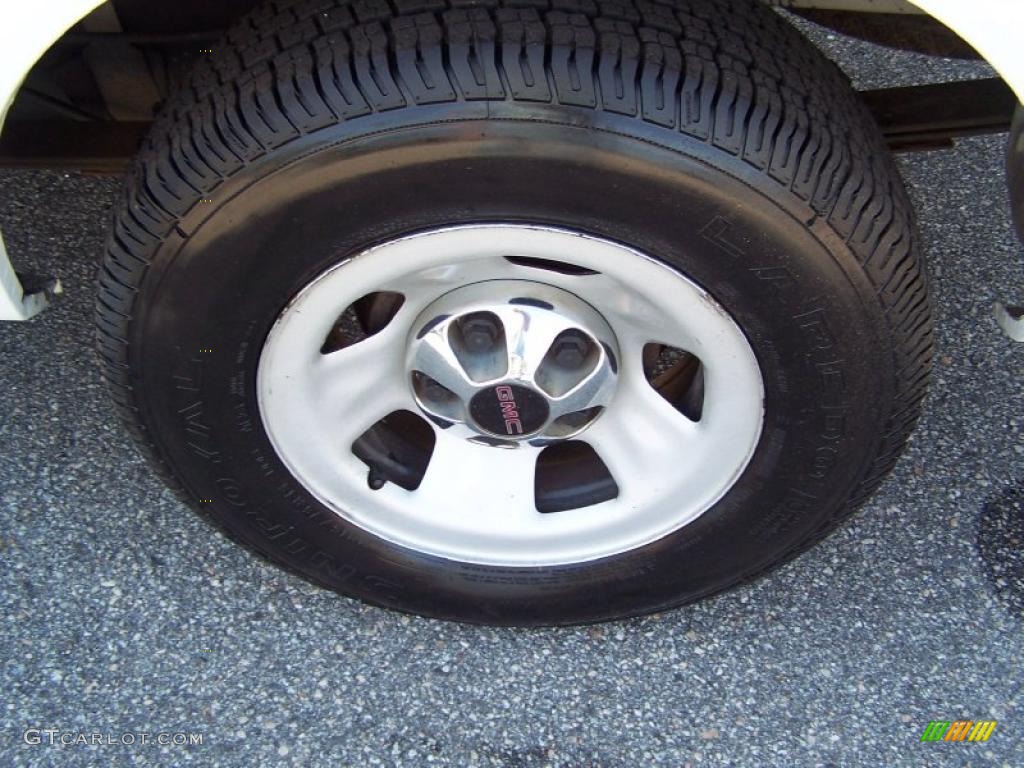 2002 GMC Safari SL Cargo Van Wheel Photo #38399380