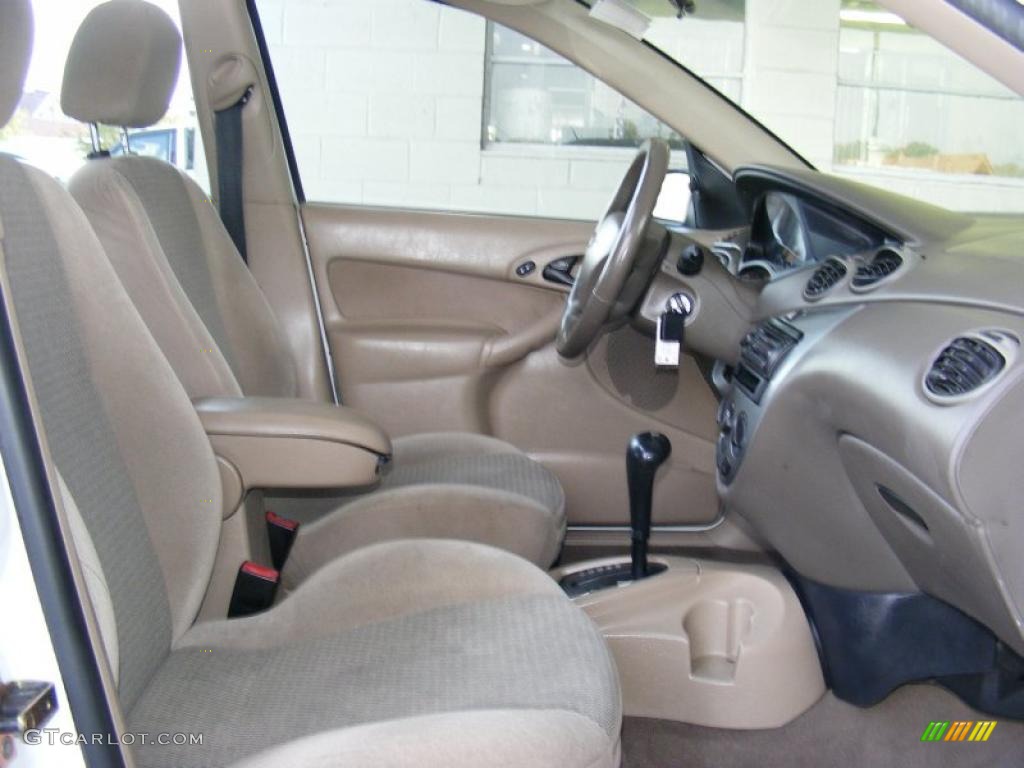 Medium Parchment Interior 2002 Ford Focus ZX5 Hatchback Photo #38403184