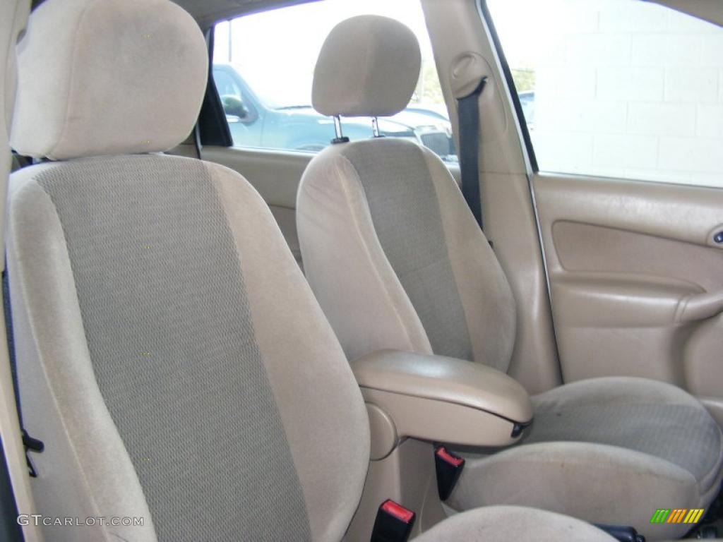 Medium Parchment Interior 2002 Ford Focus ZX5 Hatchback Photo #38403196