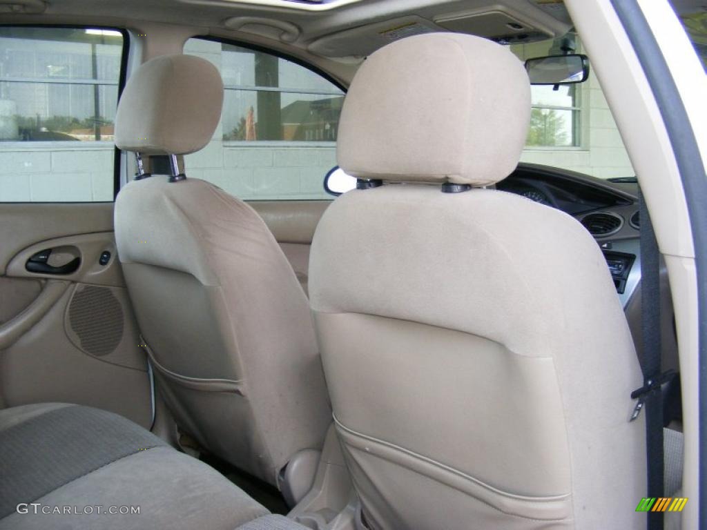 Medium Parchment Interior 2002 Ford Focus ZX5 Hatchback Photo #38403212