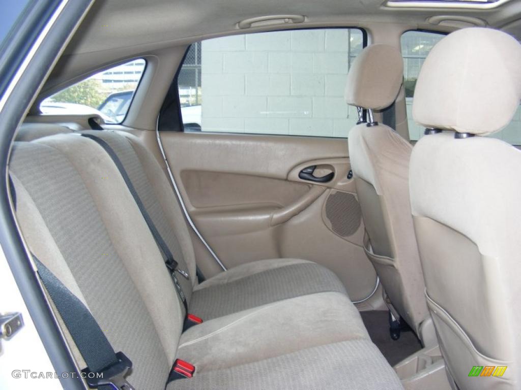 Medium Parchment Interior 2002 Ford Focus ZX5 Hatchback Photo #38403228