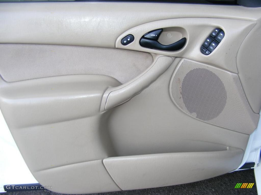 Medium Parchment Interior 2002 Ford Focus ZX5 Hatchback Photo #38403260