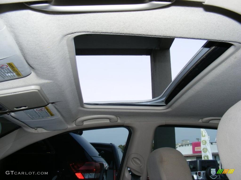 Medium Parchment Interior 2002 Ford Focus ZX5 Hatchback Photo #38403277