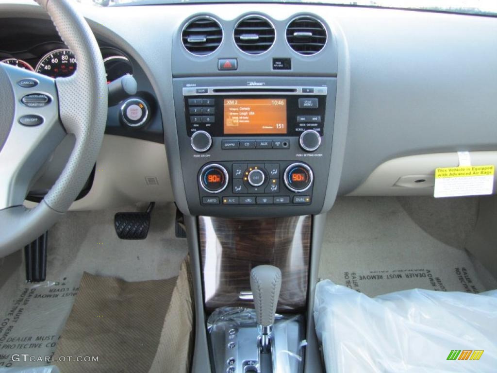 2011 Nissan Altima 2.5 S Controls Photo #38406184