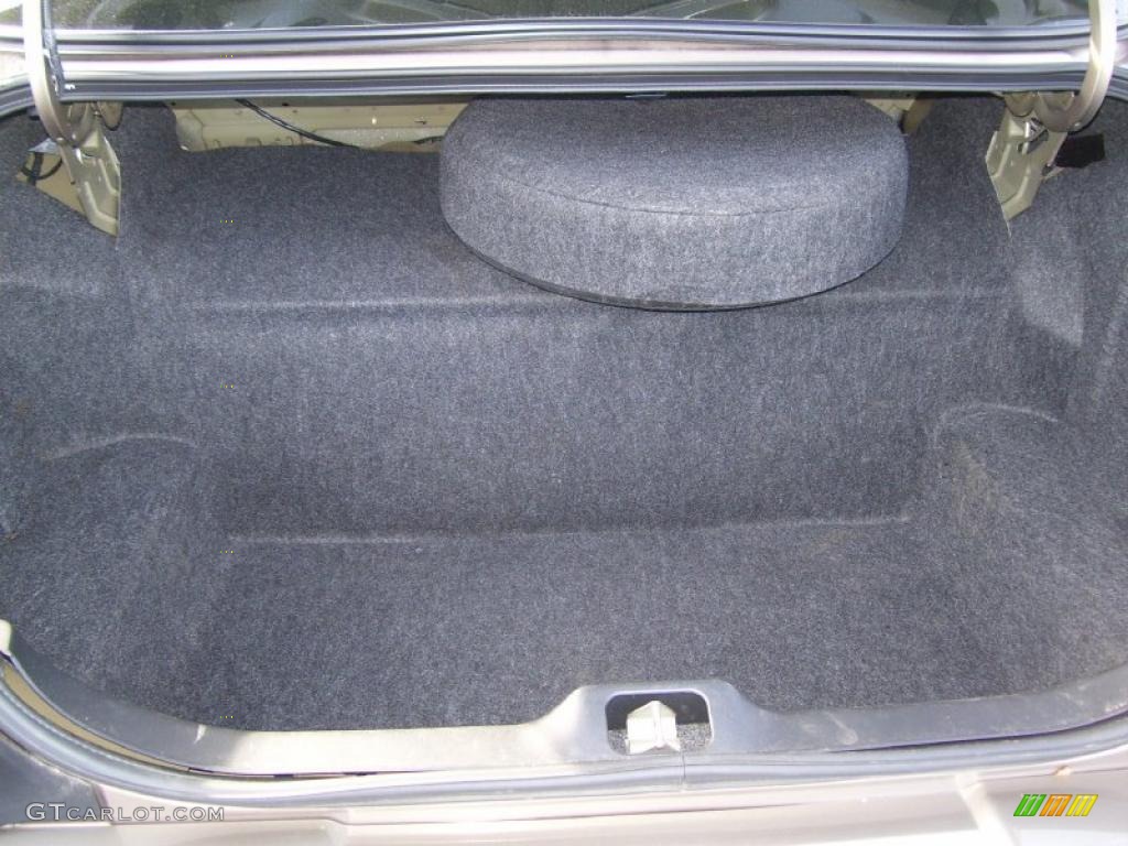 2004 Grand Marquis GS - Arizona Beige Metallic / Medium Parchment photo #24