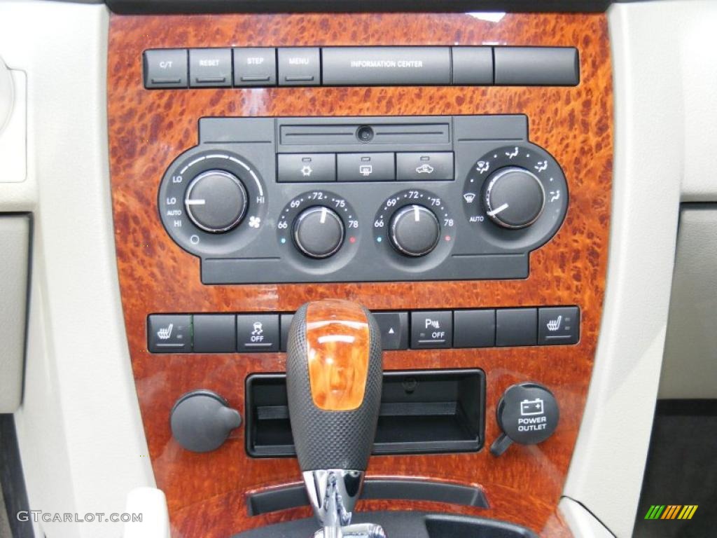 2006 Jeep Grand Cherokee Overland 4x4 Controls Photo #38407336