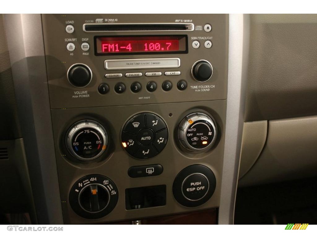 2007 Suzuki Grand Vitara Luxury 4x4 Controls Photo #38408712