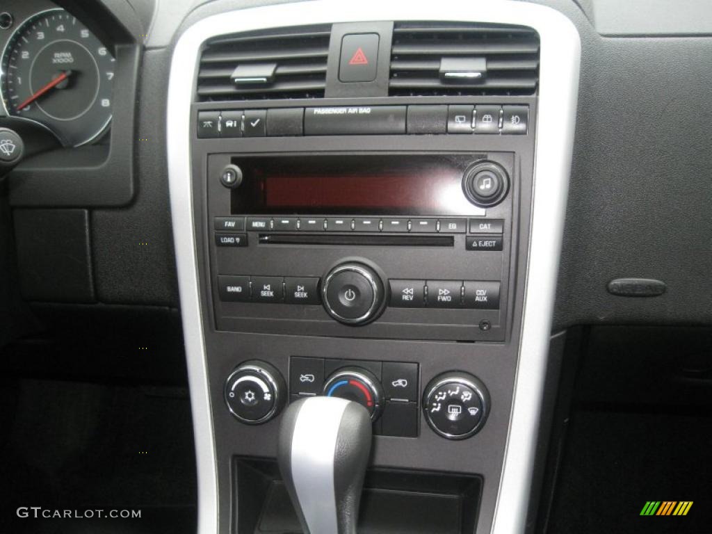 2007 Pontiac Torrent AWD Controls Photo #38409484