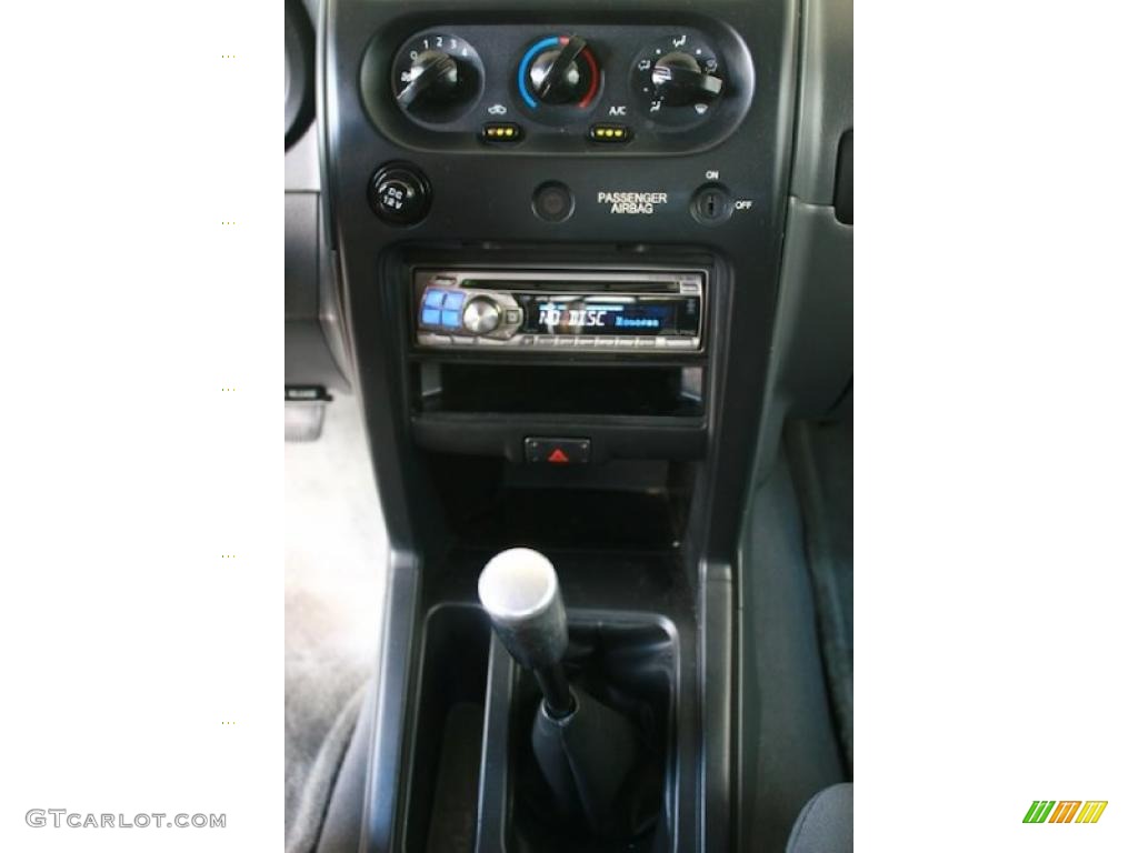 2004 Nissan Frontier XE King Cab Controls Photo #38409584
