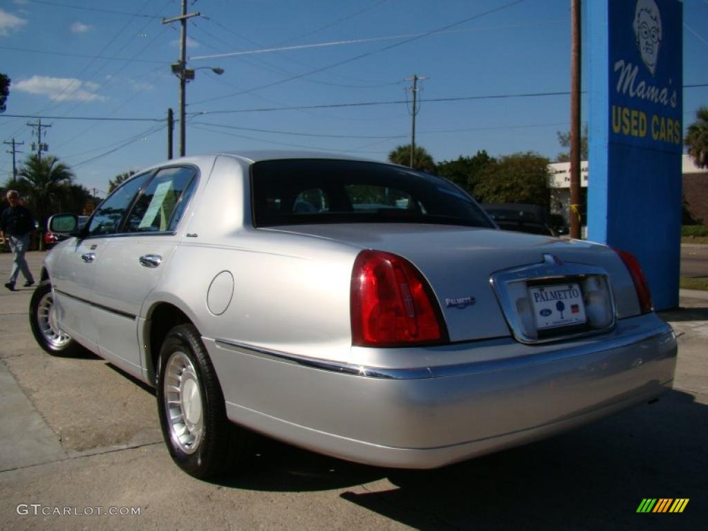 2000 Town Car Executive - Silver Frost Metallic / Deep Charcoal photo #31