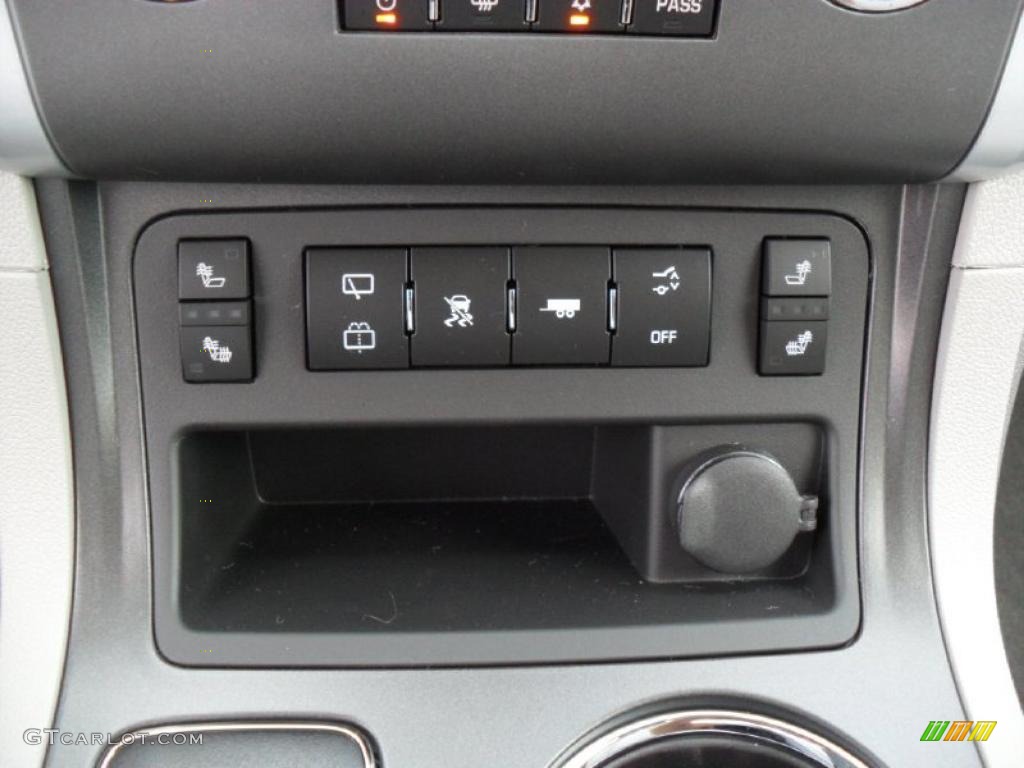 2011 Chevrolet Traverse LT Controls Photo #38425245