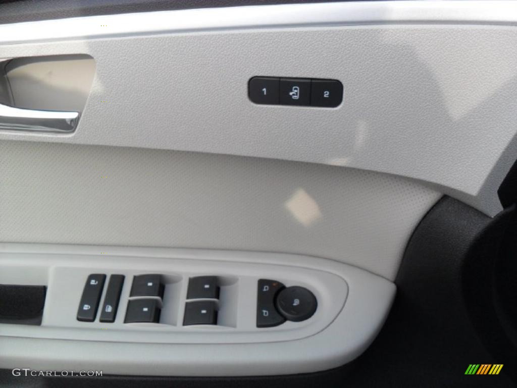 2011 Chevrolet Traverse LTZ Controls Photo #38425965
