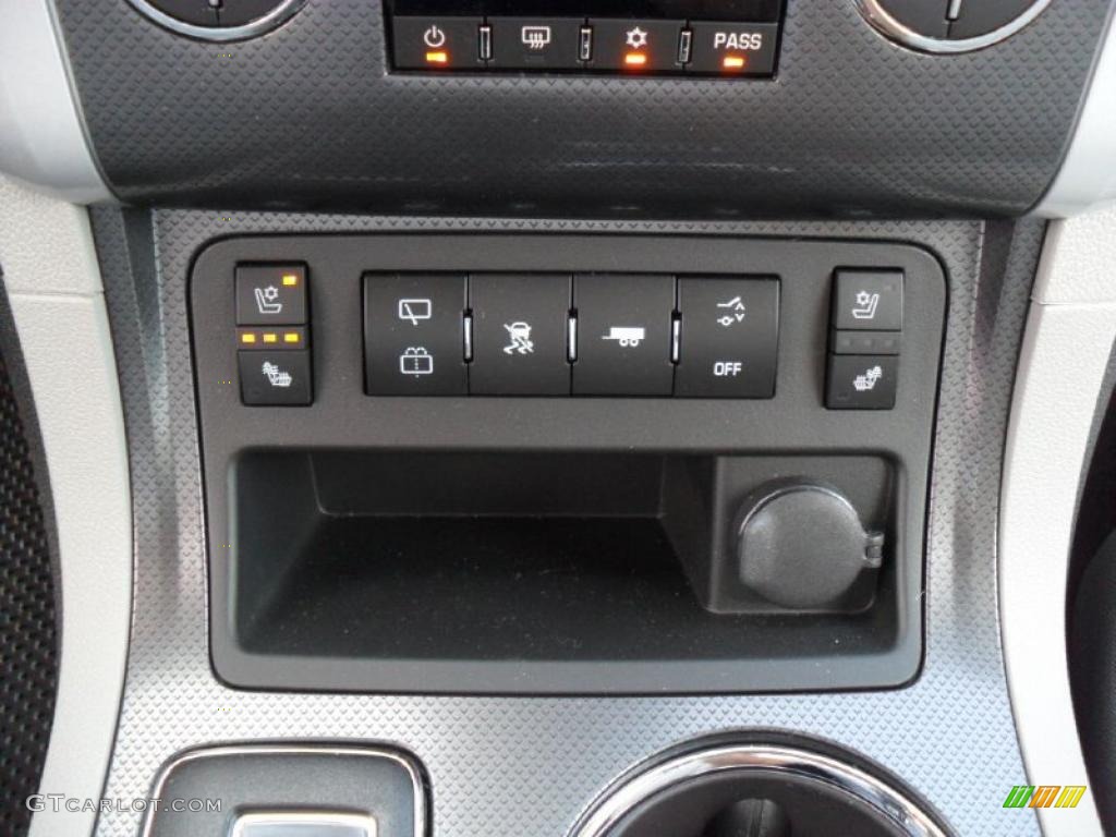2011 Chevrolet Traverse LTZ Controls Photo #38426009