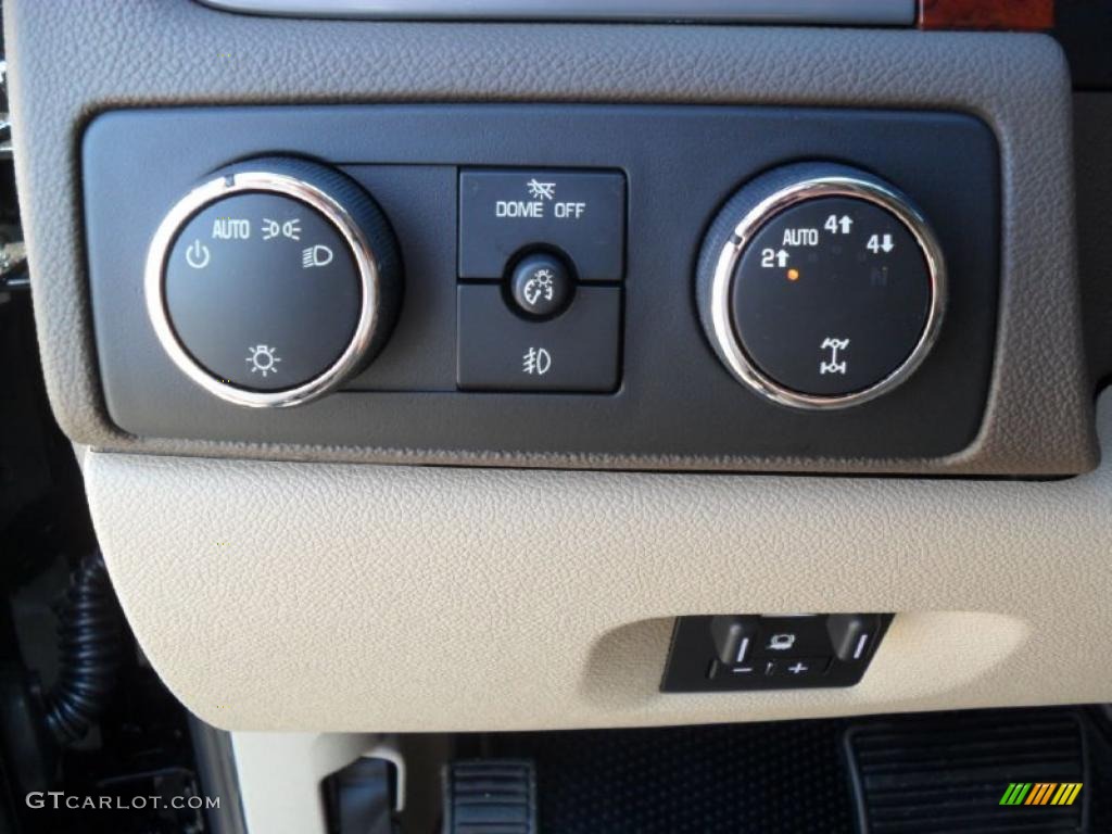 2011 Chevrolet Suburban LT 4x4 Controls Photo #38426401
