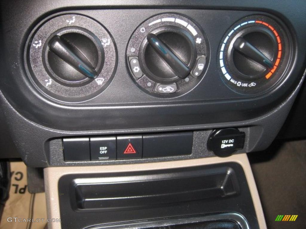 2009 Jeep Patriot Sport 4x4 Controls Photos