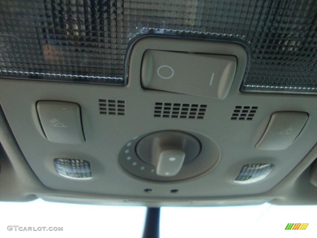 2002 Audi A4 1.8T quattro Avant Controls Photo #38433316